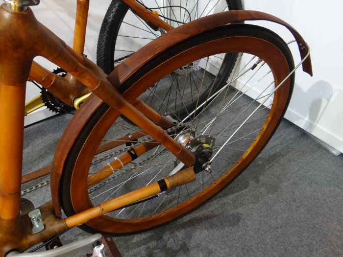велосипед из дерева и бамбука